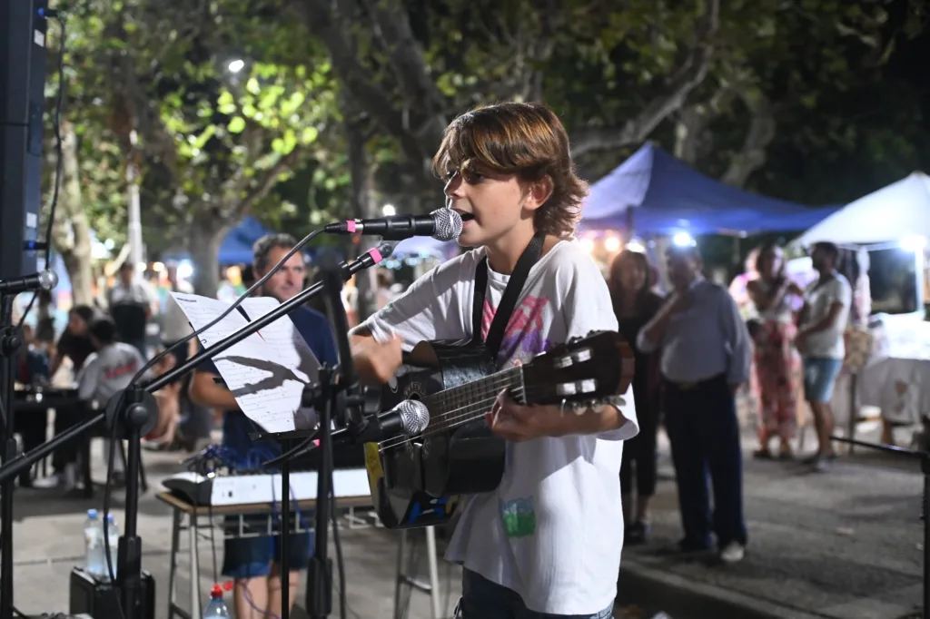 La peatonal gilense convocó a miles de vecinos [fotos] 11