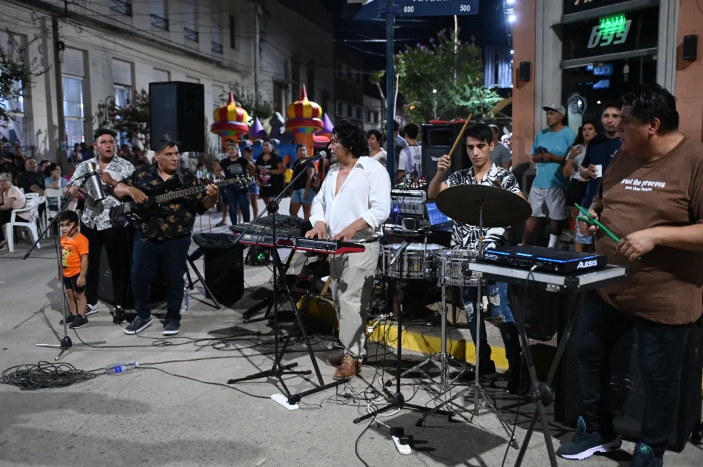 La peatonal gilense convocó a miles de vecinos [fotos]
