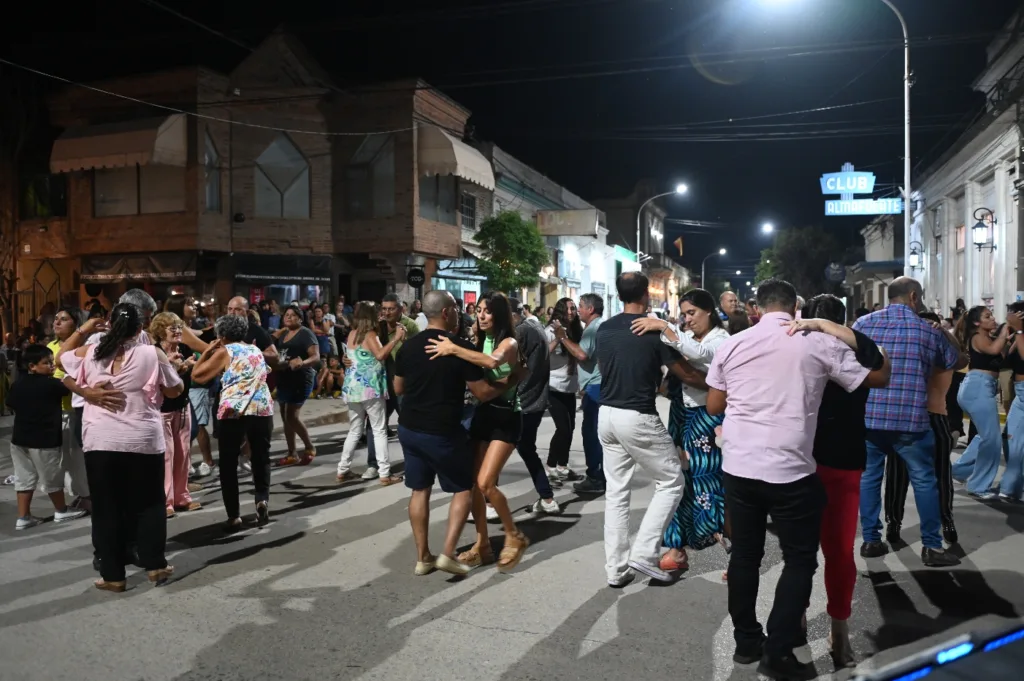 La peatonal gilense convocó a miles de vecinos [fotos] 1