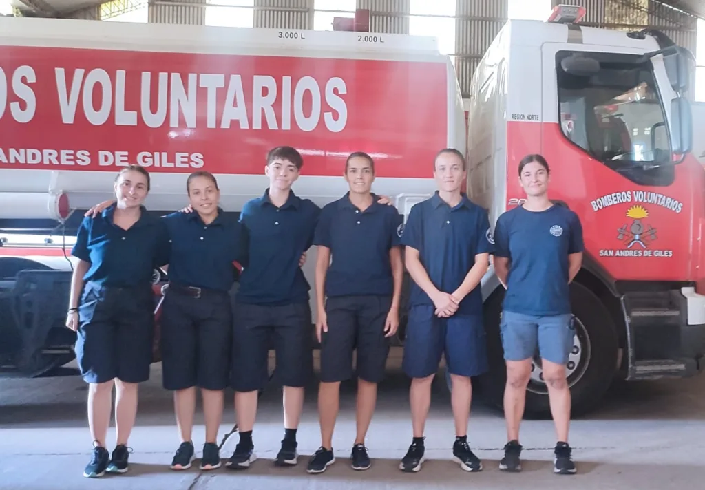 Las aspirantes junto a su instructora, la bombera Teresita Heber.