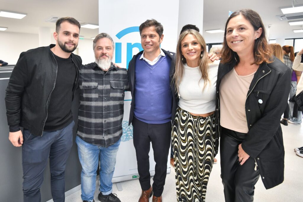 Axel kicillof inauguró la casa de la provincia en los toldos junto a marina moretti