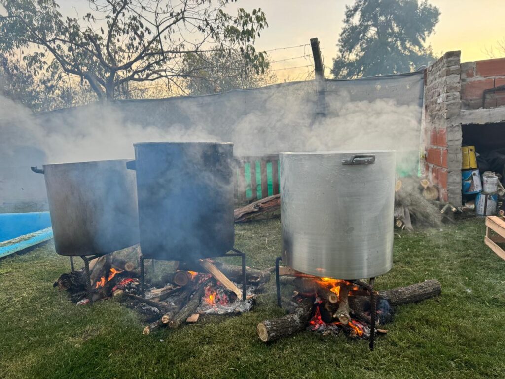 Locro solidario: vecinos se unieron para ayudar a los que pasan frio
