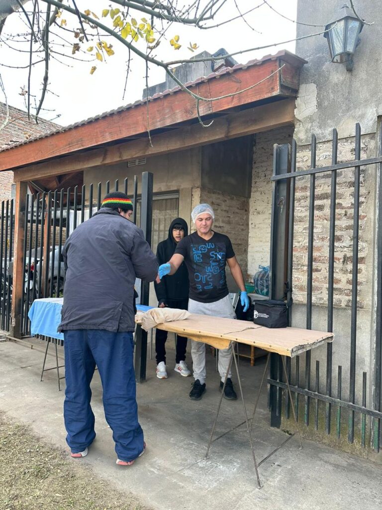 Locro solidario: vecinos se unieron para ayudar a los que pasan frio 1