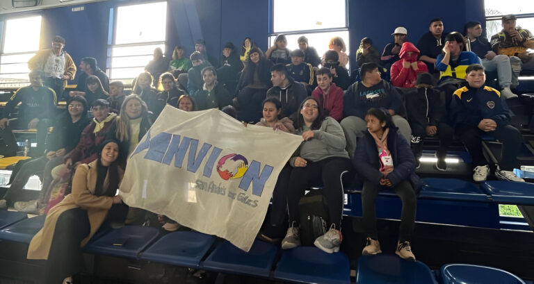 Las docentes y los jóvenes que forman parte del programa Envión, cuando visitaron La Bombonera.