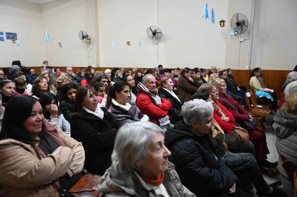Graciela león lo hizo de nuevo: presentó su obra a sala llena