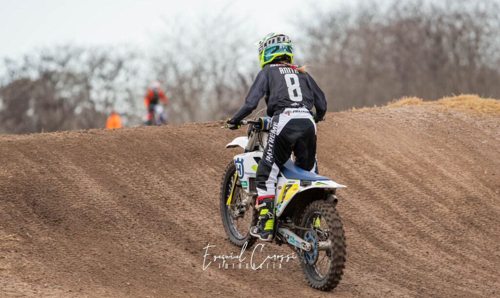 Motocross: anita gil compitió en navarro con buenos resultados