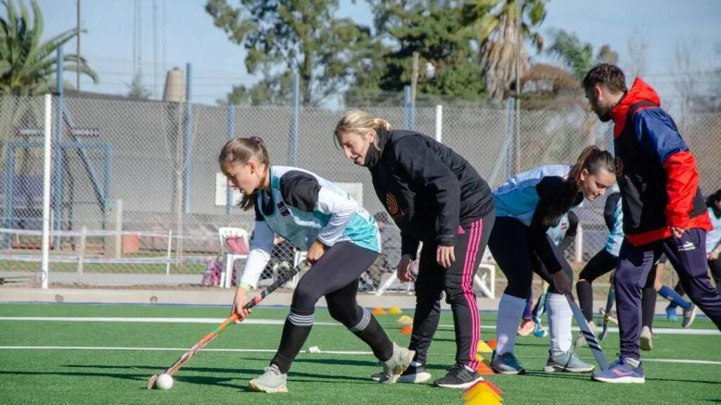 Hockey: frontón inauguró su cancha de césped sintético 