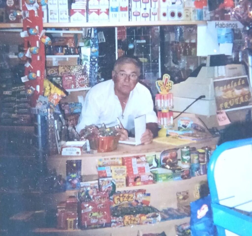 Ruben, un vecino querido por toda la comunidad, bombero y comerciante.