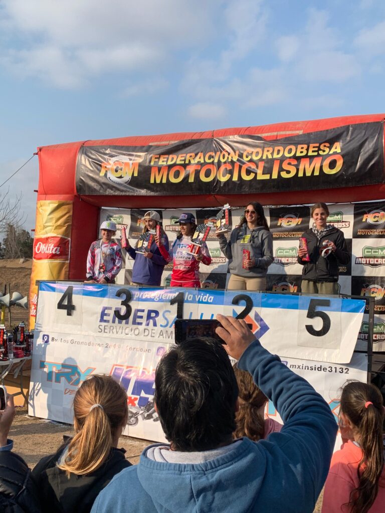 Anita gil logra el podio en el campeonato cordobés de motocross