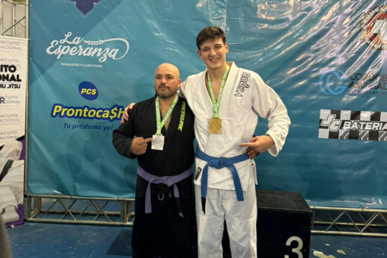 Juan Francisco Cova junto a su compañero y vecino Mario Portillo, quien obtuvo la medalla de plata en cinturón violeta.