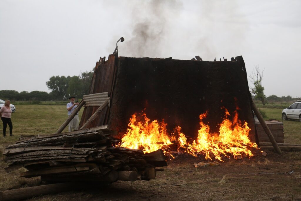 Éxito y lluvia en la Fiesta del Hornero en Cucullu 2 Éxito y lluvia en la fiesta del hornero en cucullu 1
