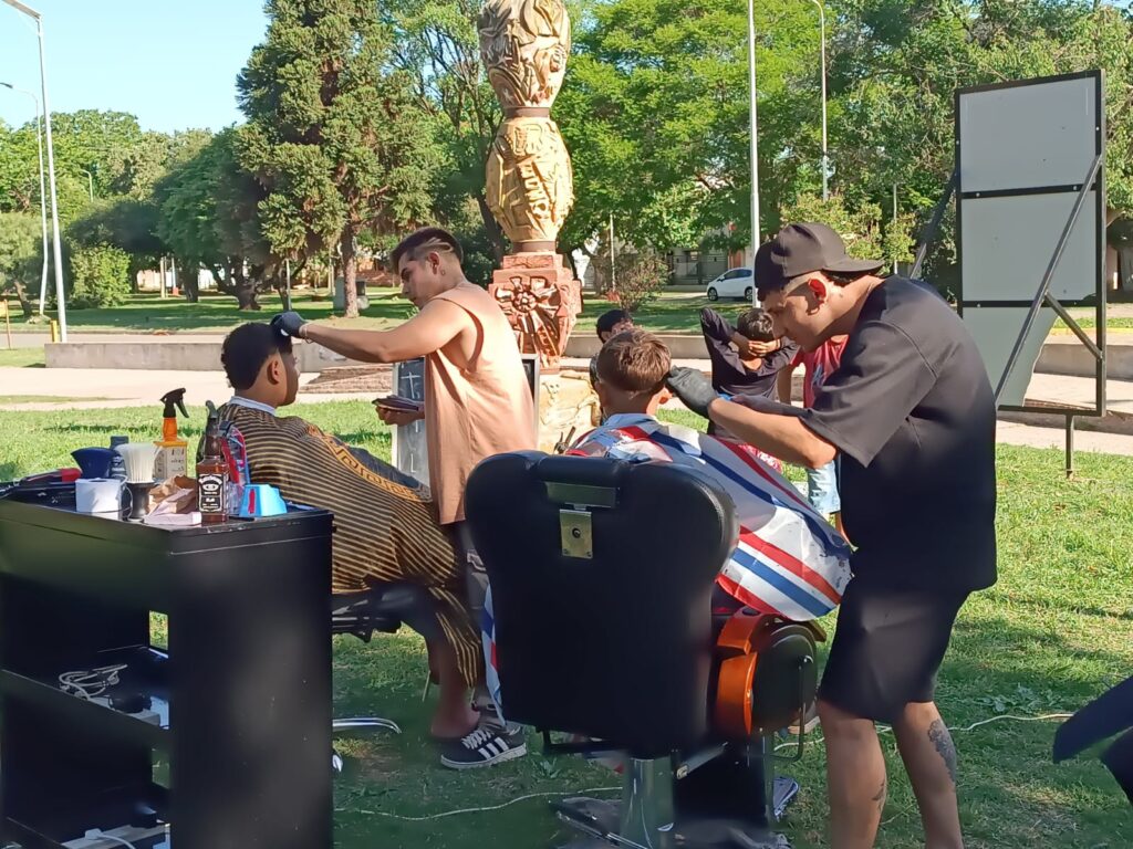 Barberos solidarios: cortes gratis para quienes más lo necesitan 1 Barberos solidarios: cortes gratis para quienes más lo necesitan