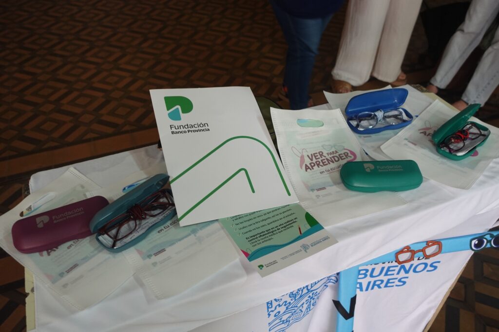 La provincia entregó anteojos a alumnos gilenses