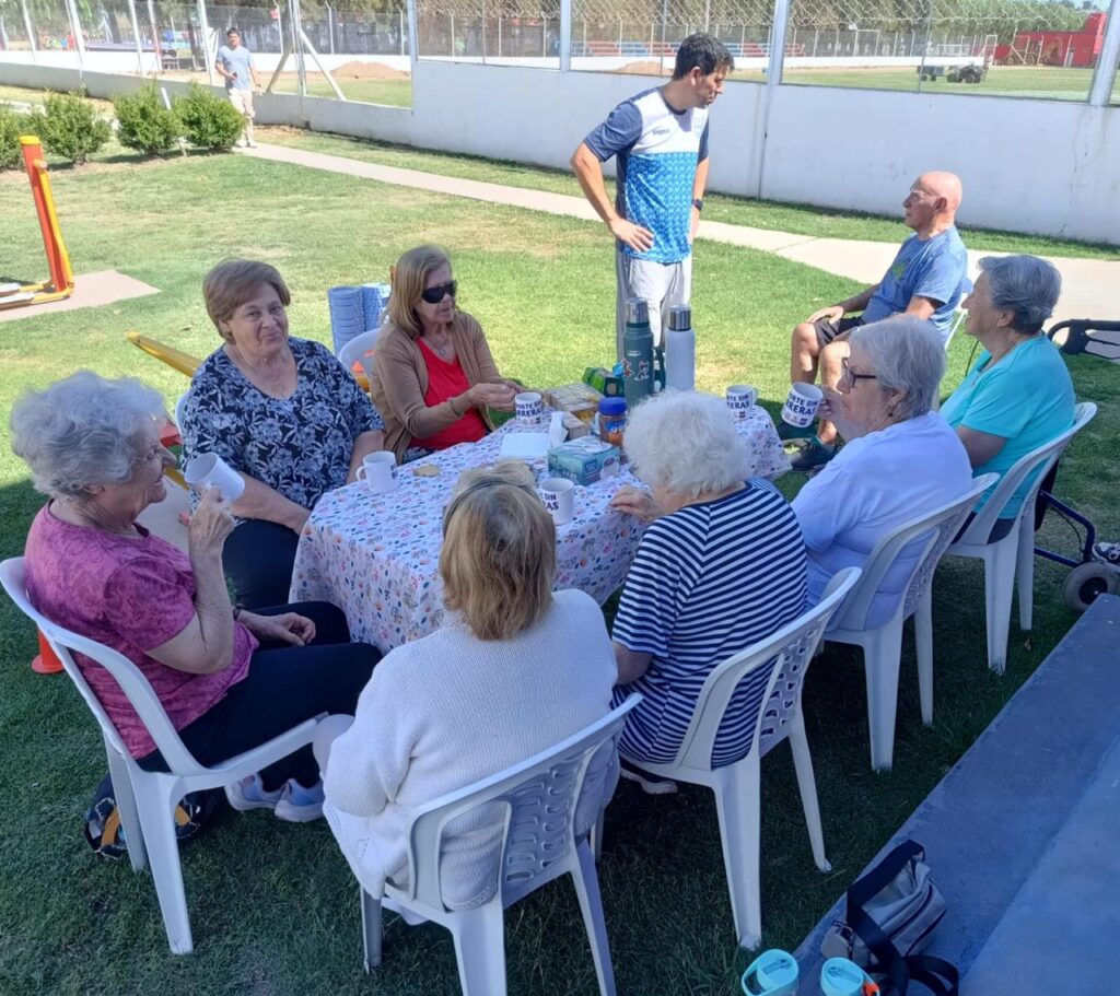 Adultos mayores activos: el innovador programa del club el frontón