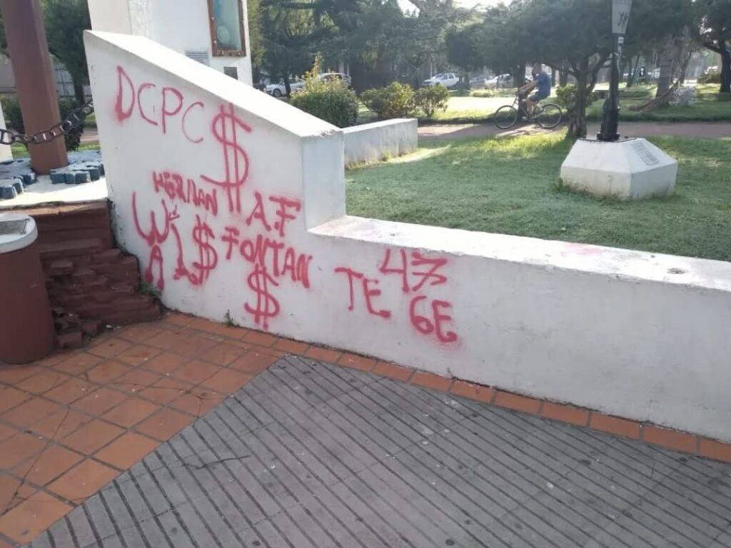 Vandalizan el monumento de malvinas