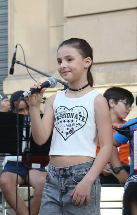 Lola decastelli: "la música une y sana corazones"