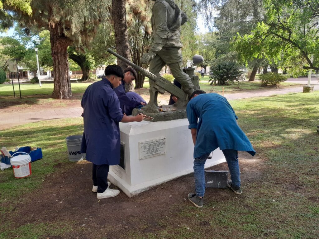 Estudiantes de la escuela técnica renovaron los monumentos de malvinas