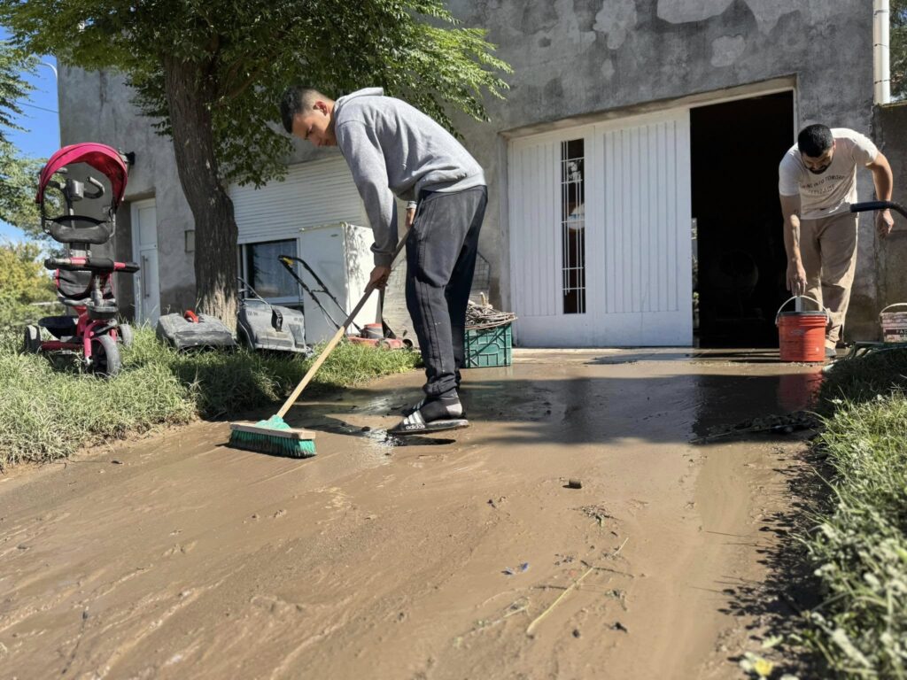 Jóvenes gilenses fueron a bahía blanca a colaborar con la limpieza de la ciudad 1