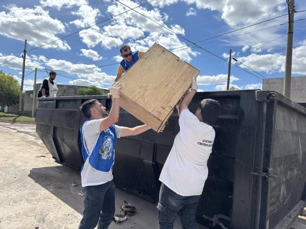 Jóvenes gilenses fueron a bahía blanca a colaborar con la limpieza de la ciudad