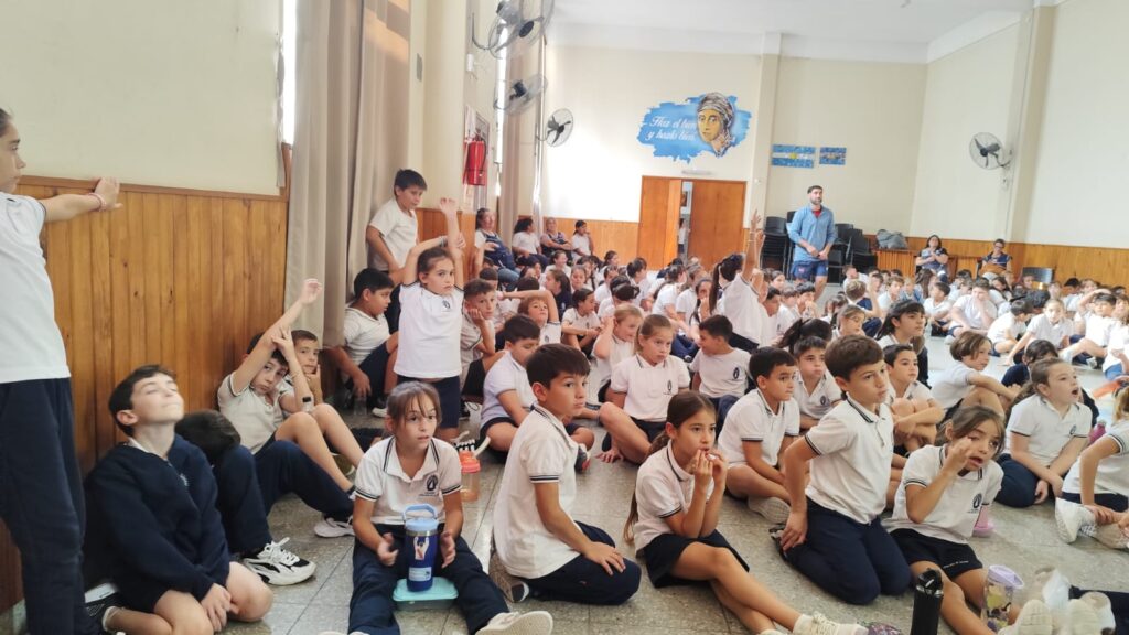 Luciana Mariño presentó su libro en el Colegio Nuestra Señora de Luján 1 Luciana mariño presentó su libro en el colegio nuestra señora de luján
