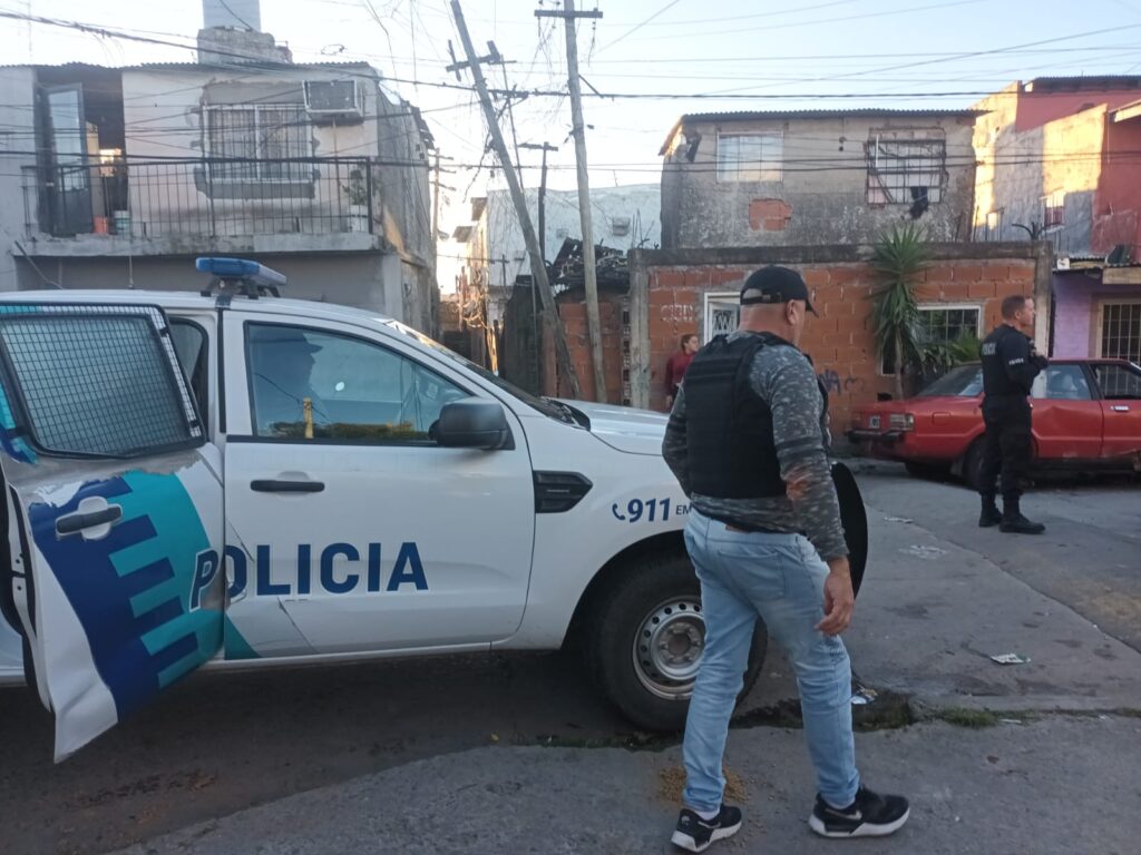 Vinieron a Giles a robar y terminaron detenidos 2 Vinieron a giles a robar y terminaron detenidos 1