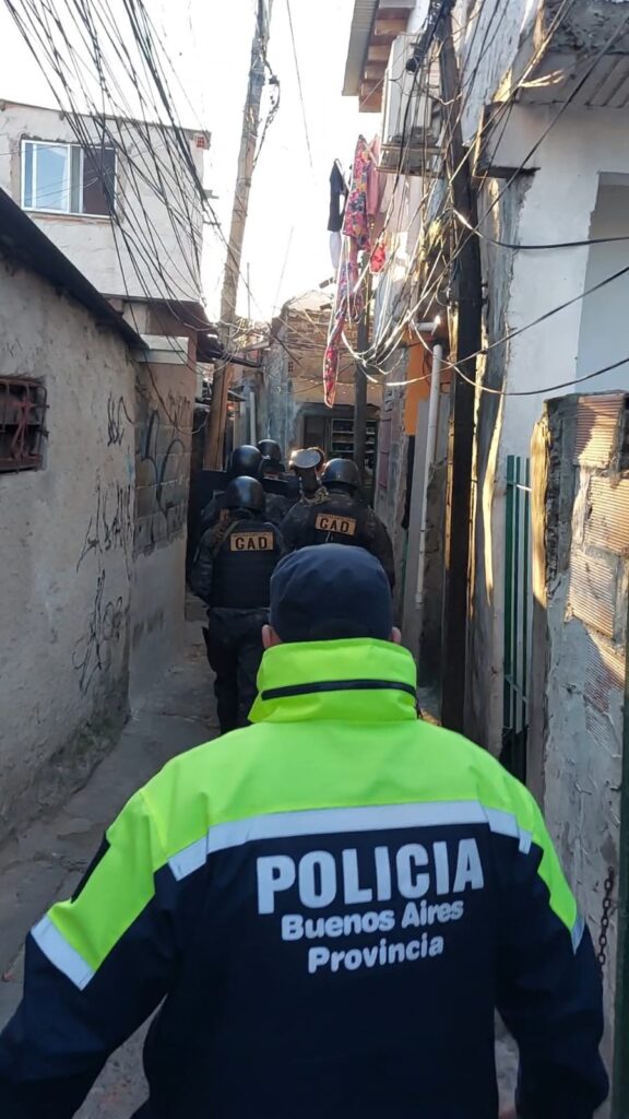 Vinieron a Giles a robar y terminaron detenidos 1 Vinieron a giles a robar y terminaron detenidos