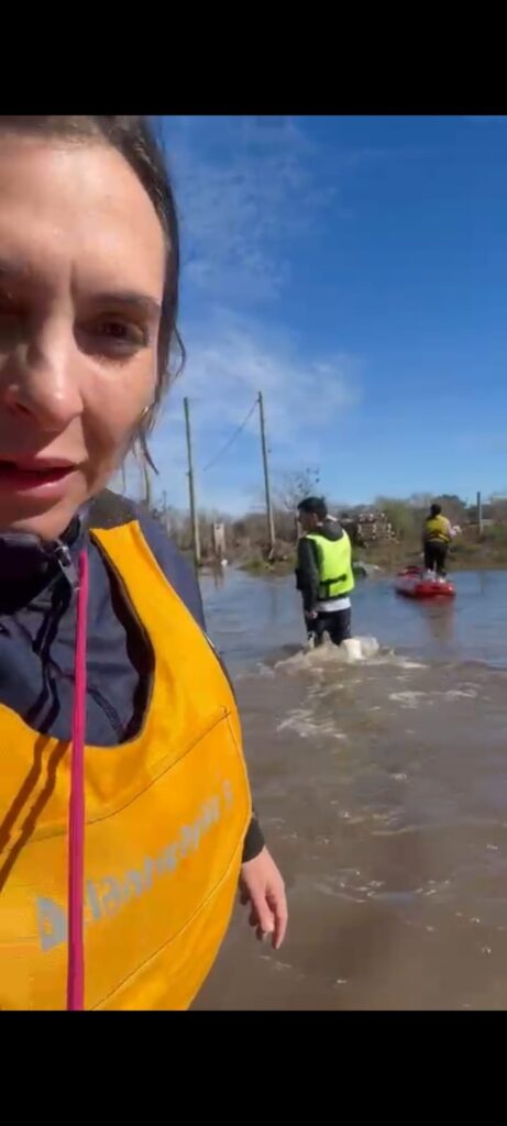 Vecinos rescatan animales afectados por inundaciones 1 Vecinos rescatan animales afectados por inundaciones