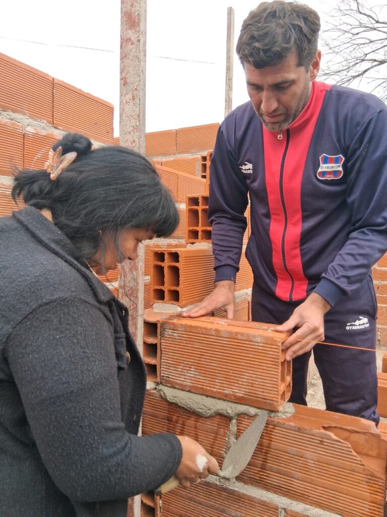 Cuando el amor se vuelve abrigo: minga comunitaria en El Esfuerzo 2 Cuando el amor se vuelve abrigo: minga comunitaria en el esfuerzo 1