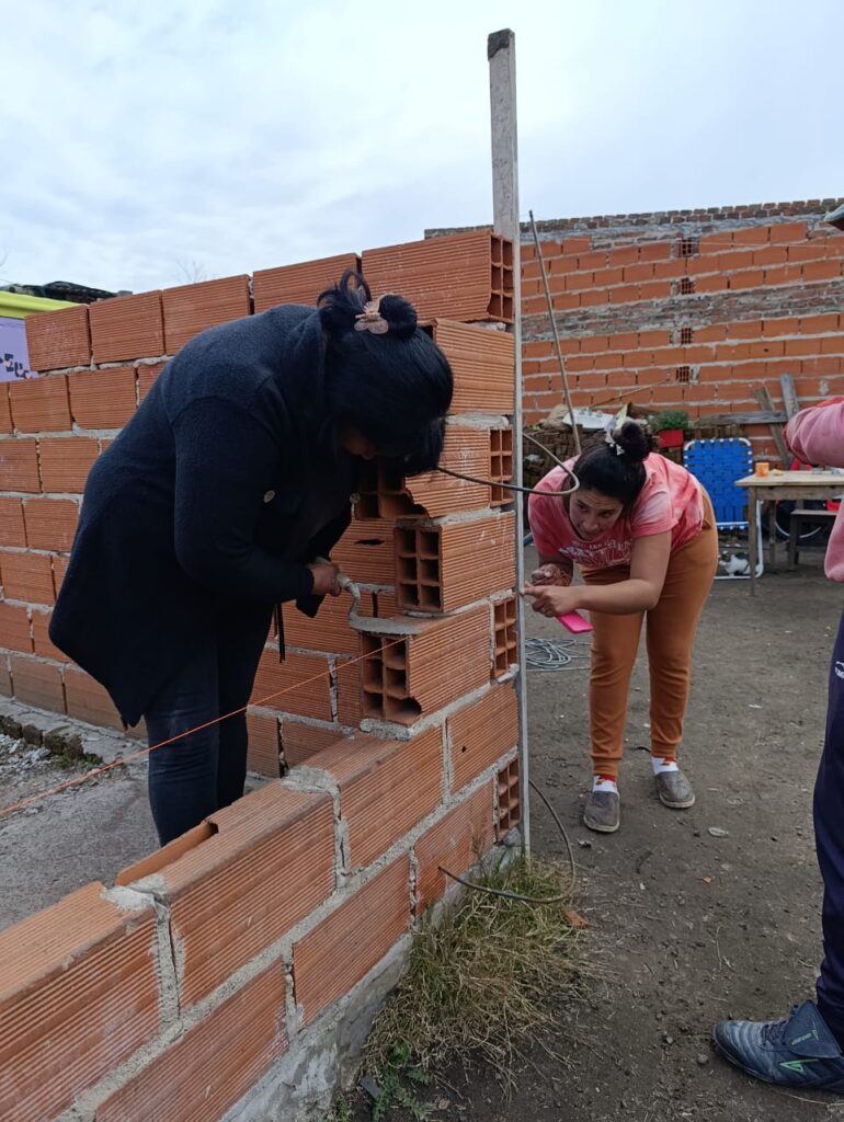 Cuando el amor se vuelve abrigo: minga comunitaria en El Esfuerzo 1 Cuando el amor se vuelve abrigo: minga comunitaria en el esfuerzo