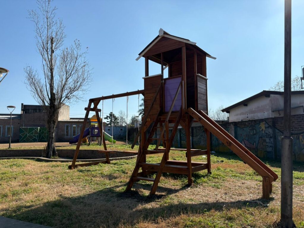 Jóvenes instalan nuevos juegos en las plazas de sus barrios 1 Jóvenes instalan nuevos juegos en las plazas de sus barrios