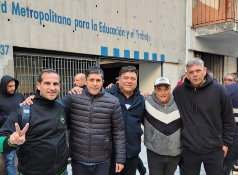 Los delegados junto al trabajador afectado. De izq. a der: Gastón Tello, Gastón Cames, Walter Saldaño, Pablo Fernández y Fernando Milla.