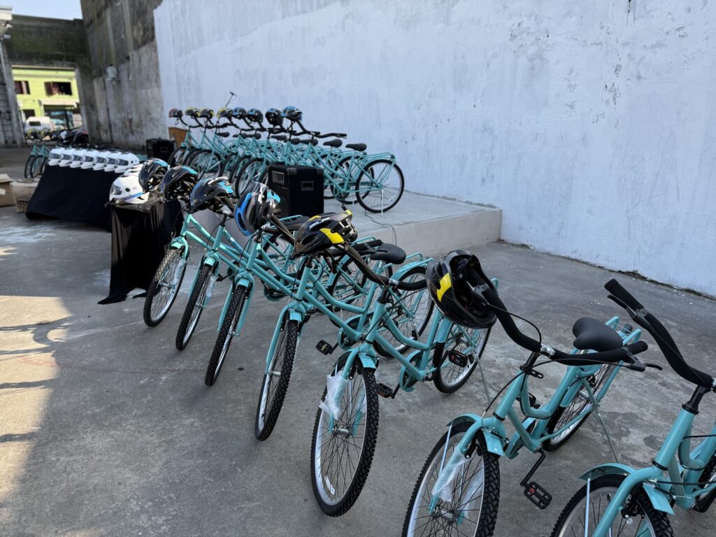 La provincia entregó pases libres, bicicletas y cascos en un acto con el intendente y el ministro de transporte