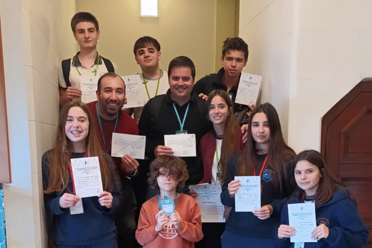 Los docentes Walter Rosello y Jonathan Gallo junto a los alumnos que acompañaron.