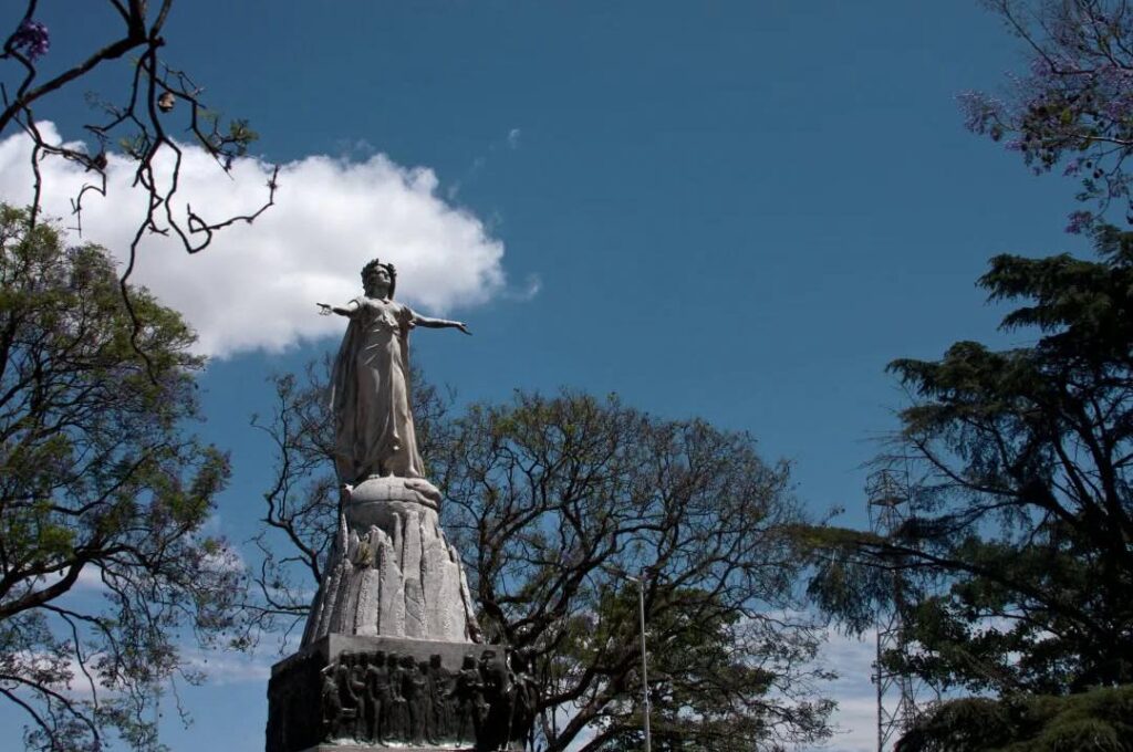 estatua giles libertad cielo clima