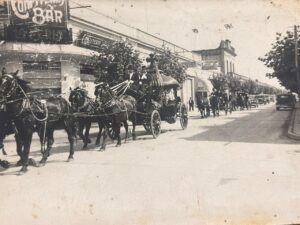 Cortejo fúnebre en la calle rivadavia. Se llega a ver de fondo el edificio del centro de cultura.