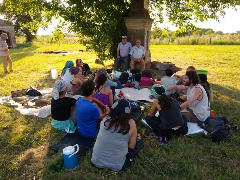 Una hermosa postal de 2019: arquéologos, estudiantes y los vecinos Anibal Jonte y Hugo Elso.