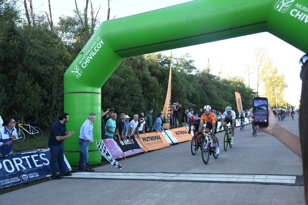 Doble bragado: ciclista del equipo gilense gana la etapa y es nuevo líder 2