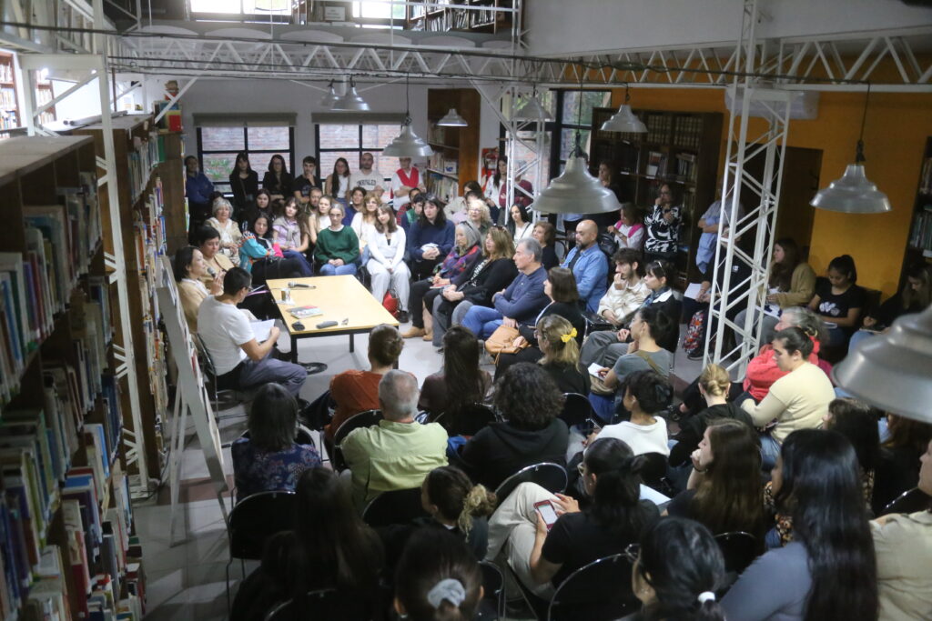 Alejandra kamiya visitó san andrés de giles y llenó la biblioteca popular alberdi