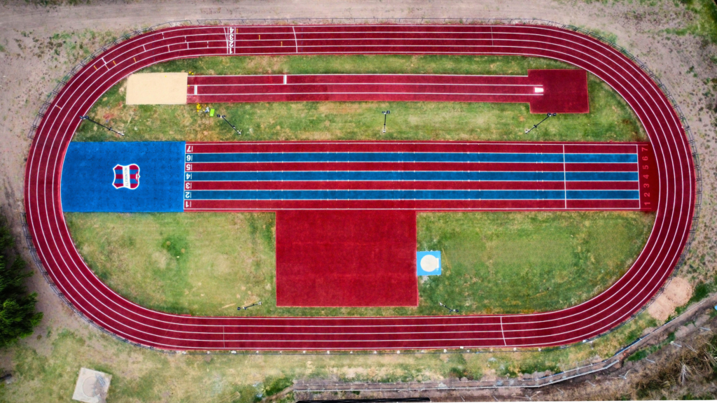 El frontón inaugurará la primera pista corta de atletismo del país  
