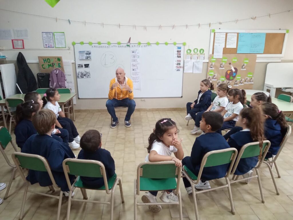 El veterano de Malvinas Marcelo Marano visitó a los niños del Jardín Nuestra Señora de Luján 1 El veterano de malvinas marcelo marano visitó a los niños del jardín nuestra señora de luján