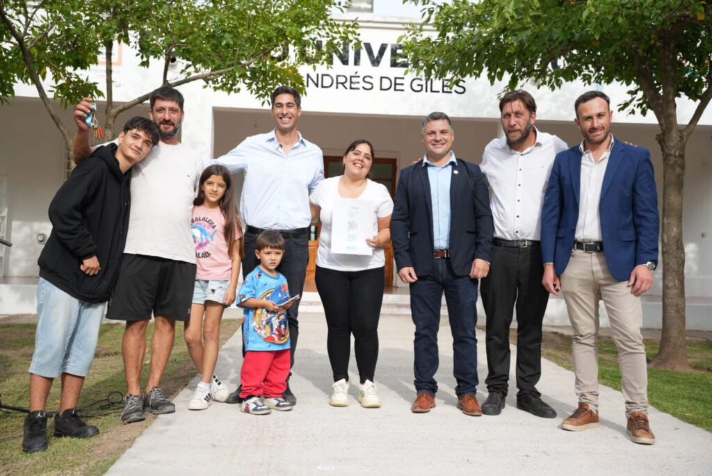 Entregan viviendas, notebooks y equipamiento 1 Entregan viviendas, notebooks y equipamiento