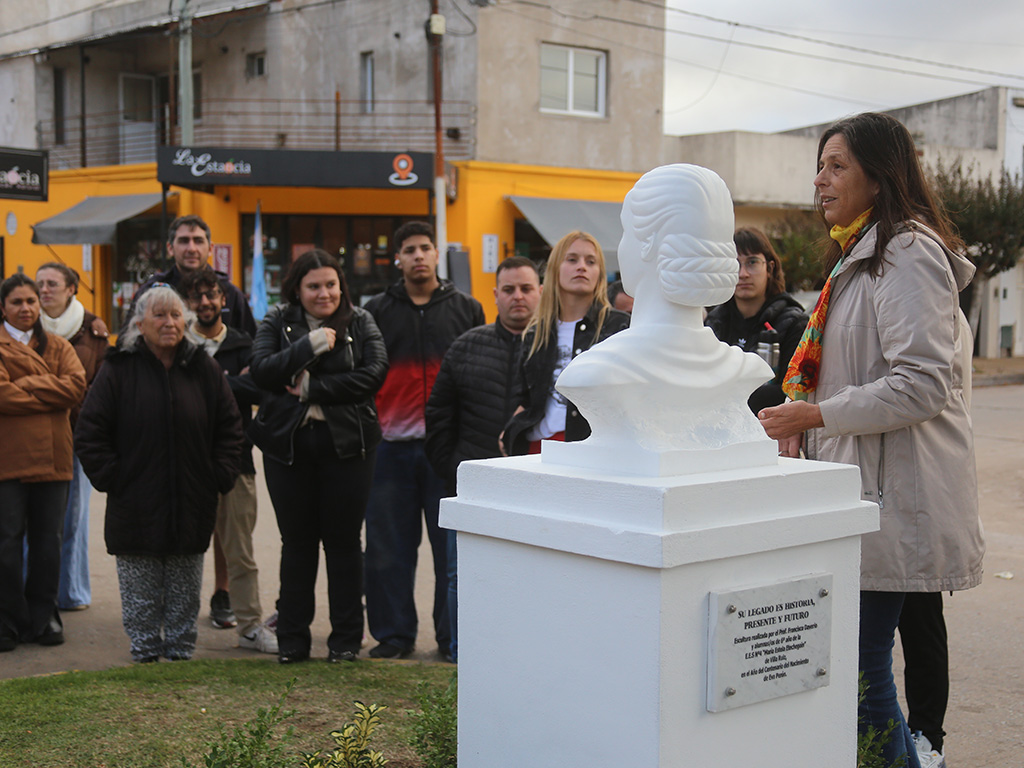 Vuelven a colocar el busto de eva perón en la av. España