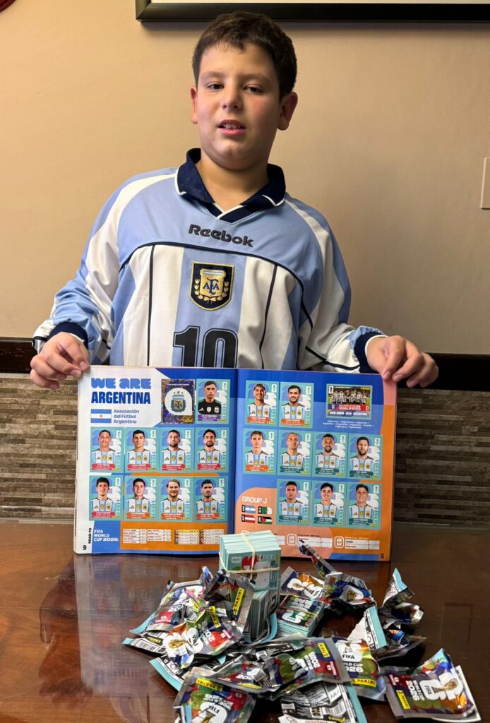 Pasión mundialista en tiempo récord: un niño gilense de 10 años completó el álbum