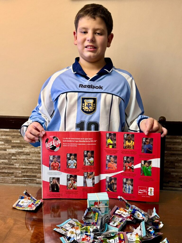 Pasión mundialista en tiempo récord: un niño gilense de 10 años completó el álbum 1