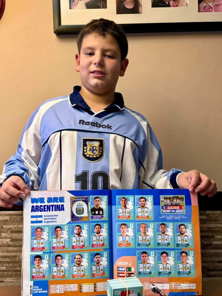 Pasión mundialista en tiempo récord: un niño gilense de 10 años completó el álbum 2