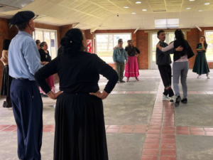 Federico curzio, licenciado en folklore, en el centro, bajo la mirada atenta de los alumnos.