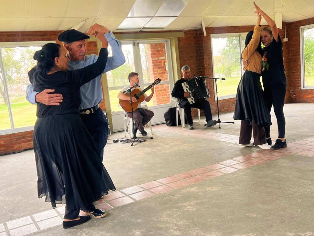 Vivencias del litoral: bailarines de toda la zona disfrutaron del seminario de chamamé que se dictó en giles 1