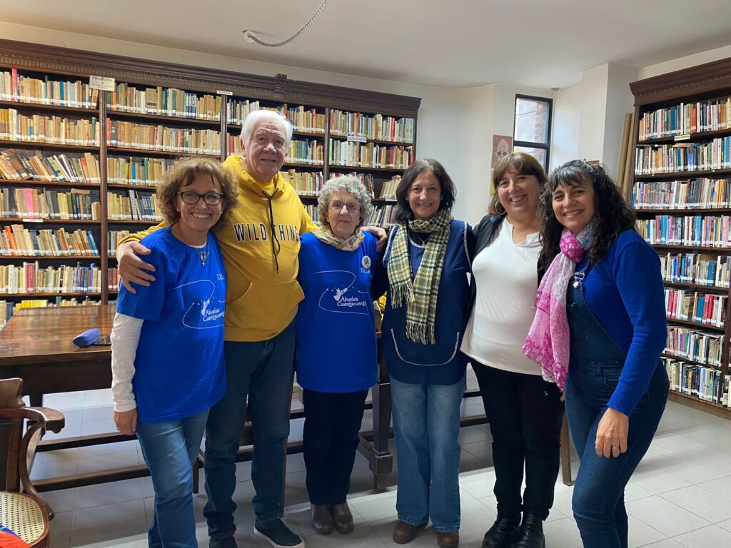 Abuelos y abuelas cuentacuentos, el programa de lectura que llena de magia las escuelas gilenses 2