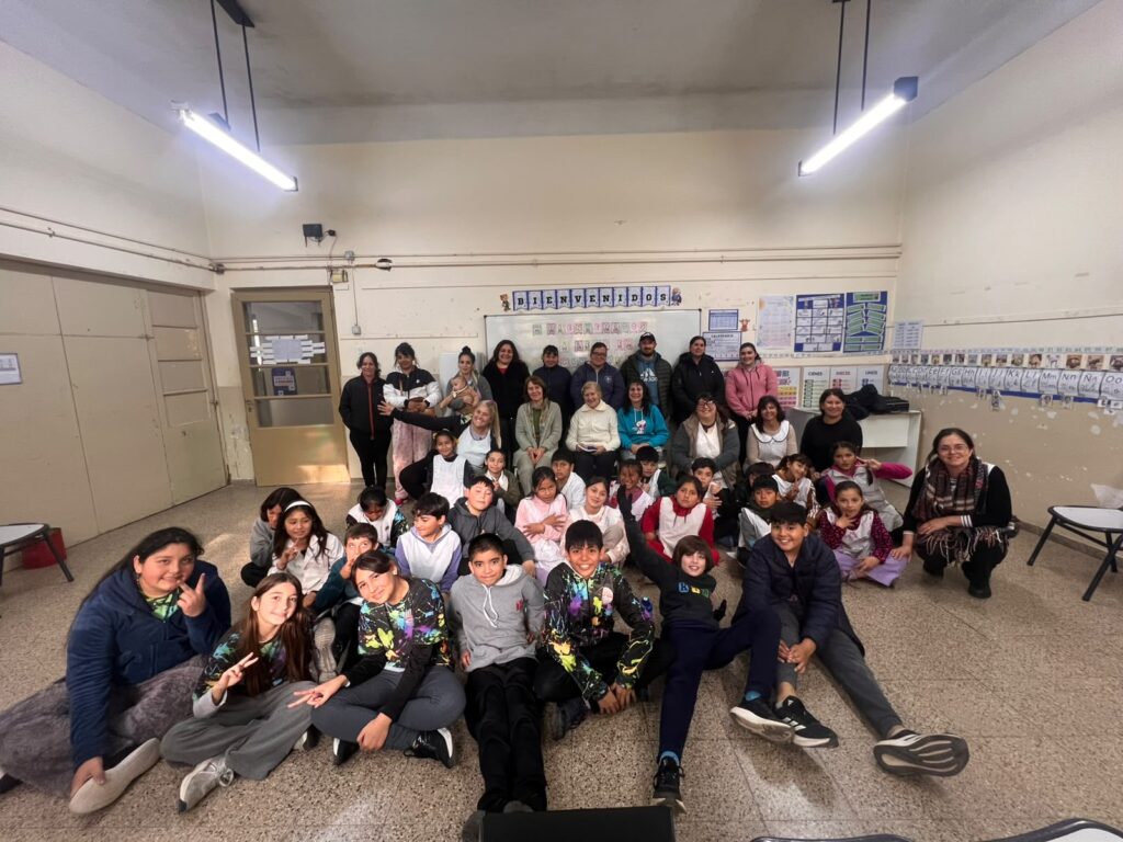 Abuelos y abuelas cuentacuentos, el programa de lectura que llena de magia las escuelas gilenses 1