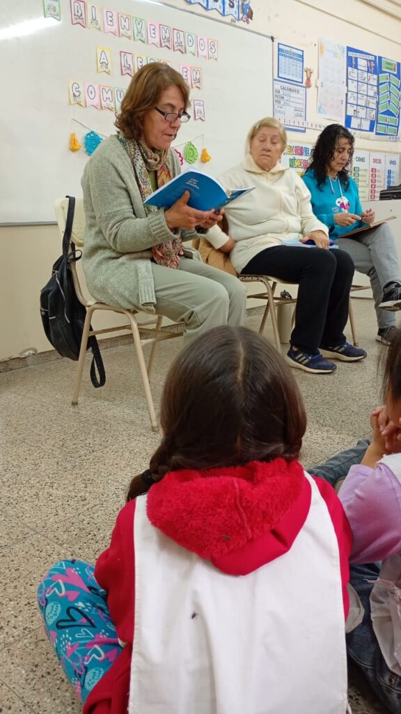 Abuelos y abuelas cuentacuentos, el programa de lectura que llena de magia las escuelas gilenses 4